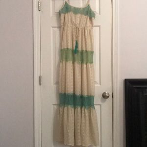 Sleeveless maxi dress with lace detailing